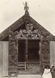 Geschnitztes Maori-Whare, ca. 1900